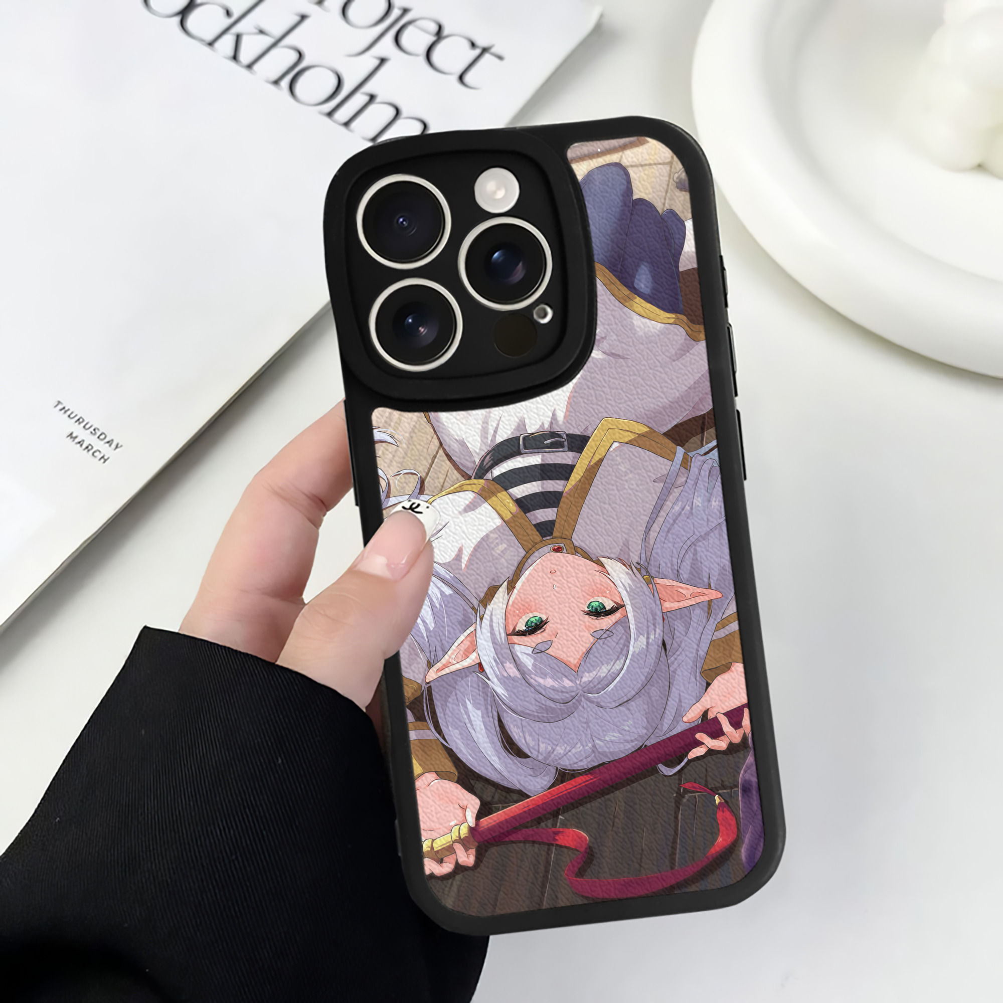 （画像用） 葬送のフリーレン Frieren 【iPhone 16シリーズ対応】シリコンスマホケース（レザー調） 材質：シリコン
